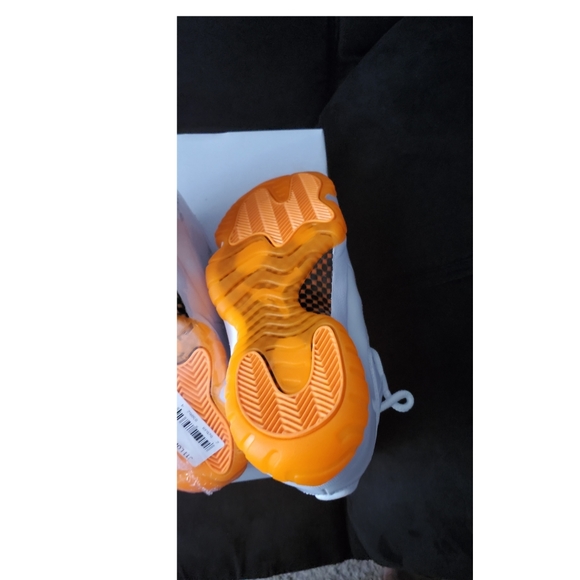 Women's Air Jordan 11 Retro Low's - Picture 4 of 5